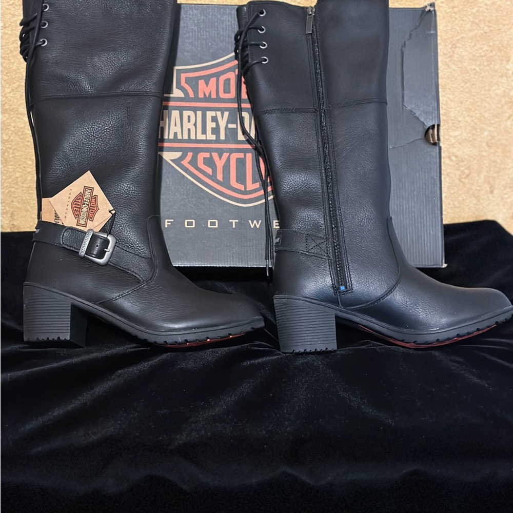 Brand new. Never worn Harley Davidson biker 🚴 boots with side buckle